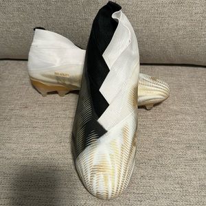 Adidas Nemeziz 19+ laceless cleats